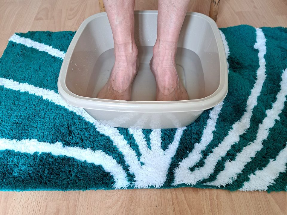 Egyptische voetmassage: voetbad met wisselbaden op een handdoek