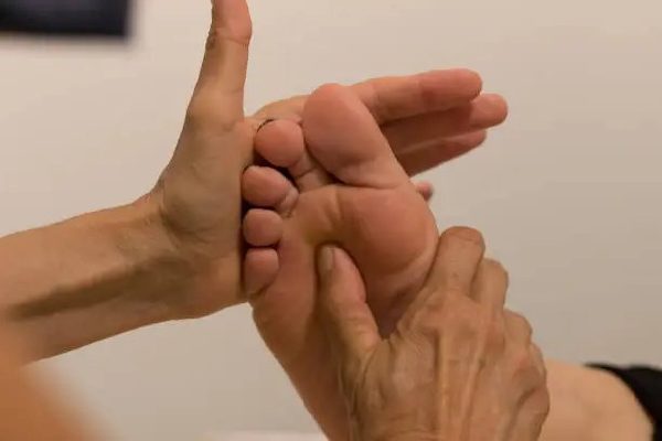 Metamorfosemassage: zachte behandeling op de wervelkolomzones van de voet