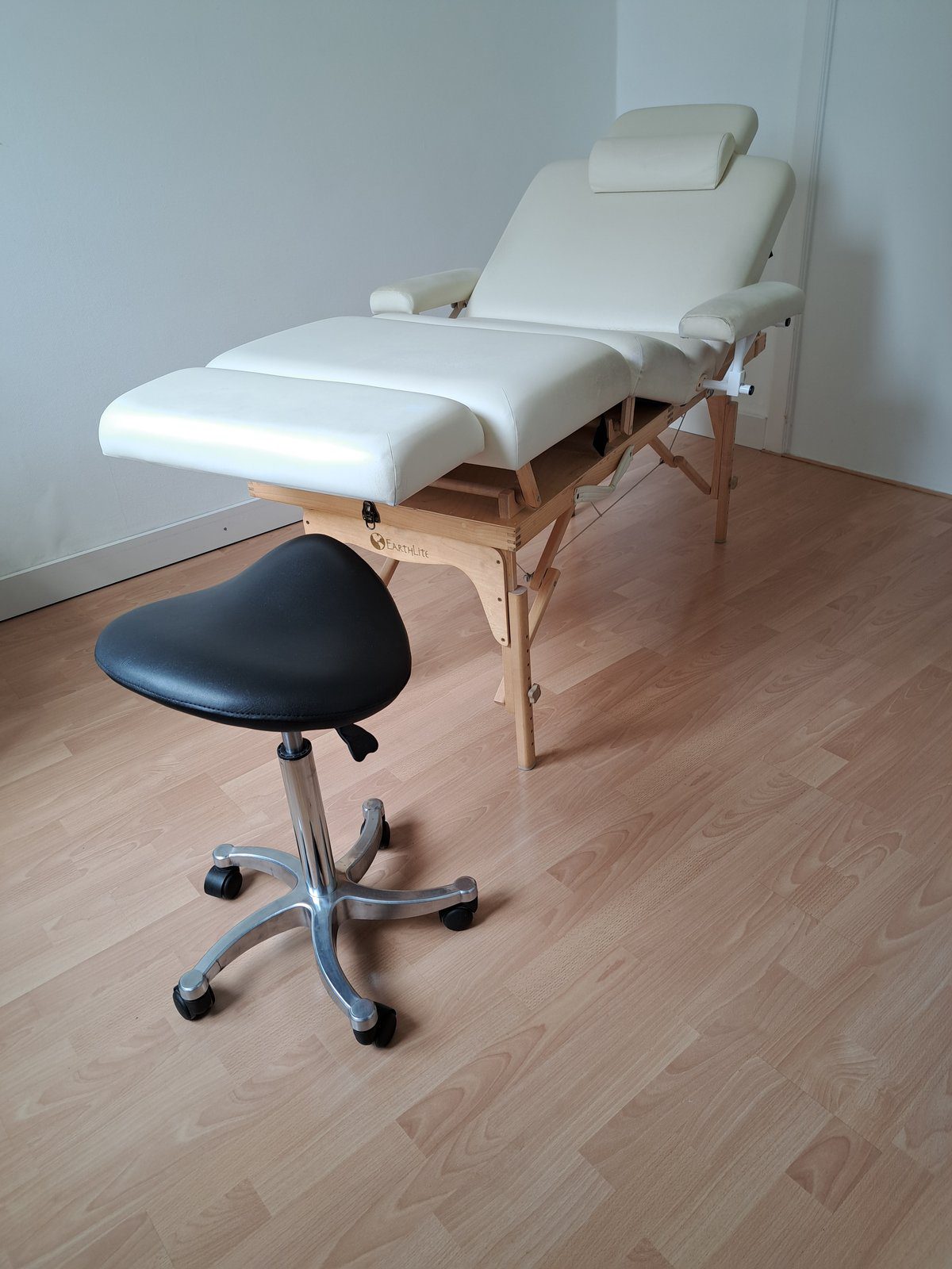 De behandelkamer van Voetreflexologie Martine Smet in Deurne, met behandeltafel en reflexzonekaart